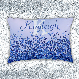Eenvoudig blauw geborsteld metaal en glitter monog accent kussen