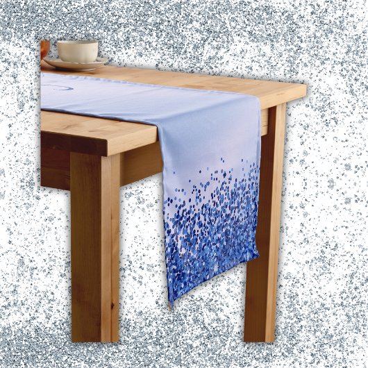 Eenvoudig blauw geborsteld metaal en glitter monog korte tafelloper