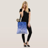 Eenvoudig blauw geborsteld metaal en glitter monog tote bag (Op model)