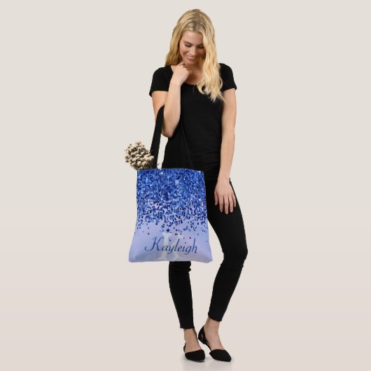 Eenvoudig blauw geborsteld metaal en glitter monog tote bag (Op model)