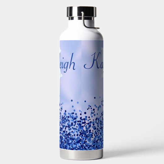 Eenvoudig blauw geborsteld metaal en glitter monog waterfles (Links)