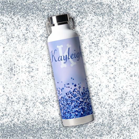 Eenvoudig blauw geborsteld metaal en glitter monog waterfles