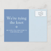 Eenvoudig blauw kleurblok paar foto Sla de datum o Aankondigingskaart (Achterkant)