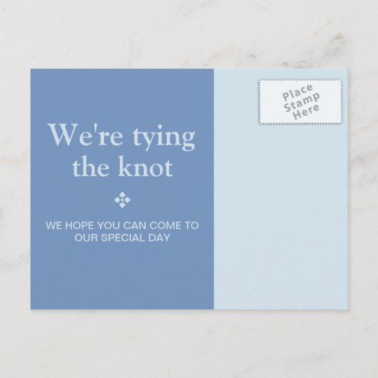 Eenvoudig blauw kleurblok paar foto Sla de datum o Aankondigingskaart (Achterkant)