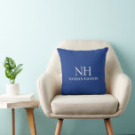 Eenvoudig blauw monogram modern kussen<br><div class="desc">Modern zakelijk kussen met een eenvoudig en minimaal blauw ontwerp met uw monogram in een vet lettertype,  samen met jouw naam.</div>
