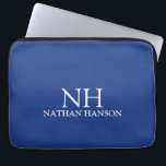 Eenvoudig blauw monogram modern laptop sleeve<br><div class="desc">Moderne laptophoes met een eenvoudig en minimalistisch blauw ontwerp met uw monogram in een vet lettertype,  samen met jouw naam.</div>