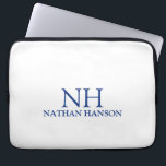 Eenvoudig blauw monogram modern laptop sleeve<br><div class="desc">Moderne laptophoes met een eenvoudig en minimaal blauw-wit ontwerp met uw monogram in een vet lettertype,  samen met jouw naam.</div>