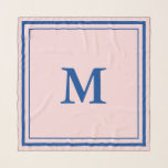 Eenvoudig Bleek Roze en Blauw Monogramme Scarf Sjaal<br><div class="desc">Een bleke roze sjaal heeft een diep blauw monogram in het midden. U kunt de brief veranderen om het correcte initiaal te shows. Twee blauwe vierkantjes vormen de grens van de sjaal.</div>