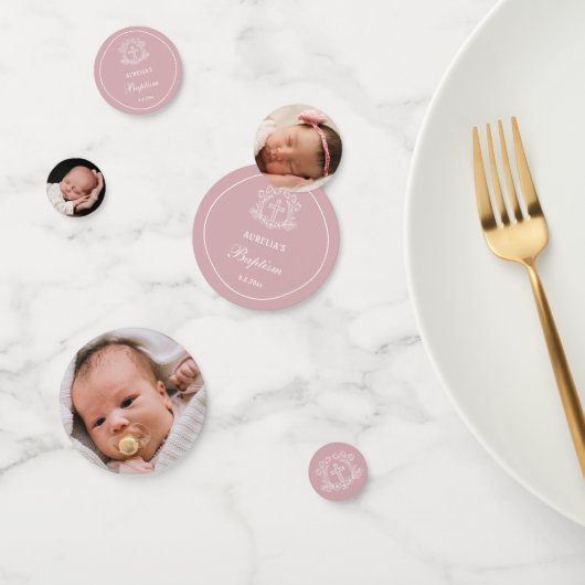 Eenvoudig bloemenkruis op roze dooptafel confetti (Groep)