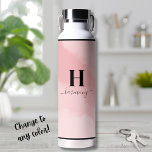 Eenvoudig Blush Roze Monogram Waterfles<br><div class="desc">Deze chique waterfles heeft een blozend roze achtergrond met een gepersonaliseerde initiaal- en scriptkalligrafienaam die hieronder elegant wordt weergegeven. Het zachte, vrouwelijke ontwerp straalt een meisjesachtige en moderne sfeer uit, waardoor het een perfect accessoire voor haar is. Of je nu op weg bent naar de sportschool, yoga, de kantoor of...</div>