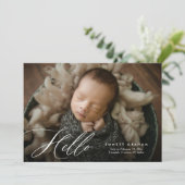 Eenvoudig Calligrafie-script Hallo Foto Baby Birth Aankondiging (Staand voorkant)