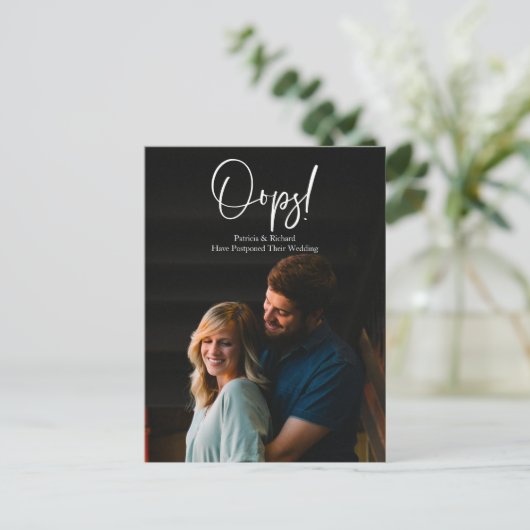 Eenvoudig Chic Oops Wedding Postponed kondiging Briefkaart (Staand voorkant)