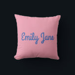 Eenvoudig Cute Blue en roze, op maat gemaakt Kussen<br><div class="desc">Dit gepersonaliseerde werpkussen heeft een zachte roze achtergrond met een gedurfde naam in een speels blauw script, perfect voor het toevoegen van charme aan een bed, bank of leeshoek. Of het nu gaat om een kinderkamer, slaapzaal of een doordacht cadeau, dit ontwerp combineert zoetheid en eenvoud in een modern, gezellig...</div>