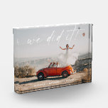 Eenvoudig dat we het huwelijk hebben getekend foto<br><div class="desc">Een minimaal modern ontwerp,  met aantrekkelijk kalligrafiescript We Did It! en een gepersonaliseerde foto naar keuze.</div>