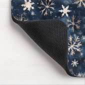 Eenvoudig donkerblauw met sneeuwvlokken muismat (Hoek)