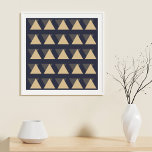 Eenvoudig driehoekspatroon in goud en steenkoolgri poster<br><div class="desc">Een moderne minimale geometrische patronen van driehoeken in houtskoolgrijs en een  goudgele kleur. Klik op Aanpassen om de achtergrondkleur te wijzigen of tekst of afbeeldingen toe te voegen. Neem contact met me op met vragen of verzoeken.</div>
