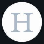 Eenvoudig Dusty Blue en White Monogram Weddenschap Ronde Sticker<br><div class="desc">Eenvoudige, maar elegante trouwelijke sticker met uw monogram in een stoffige blauwe serif doopvont over een witte achtergrond. De achtergrond en de doopvontkleuren kunnen in om het even welke kleuren worden veranderd die u wenst. Een eenvoudig en eenvoudig ontwerp dat nog steeds even stijlvol is. Deze moderne en minimalistische stickers...</div>