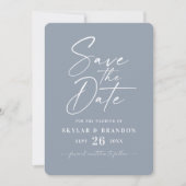 Eenvoudig Dusty Blue met script en fotobruiloft Save The Date (Voorkant)