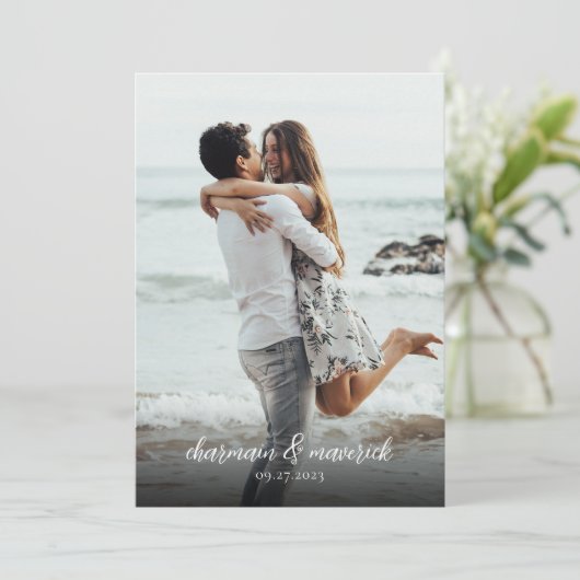 Eenvoudig Dusty Blue Script Photo QR Code Weddensc Kaart (Staand voorkant)