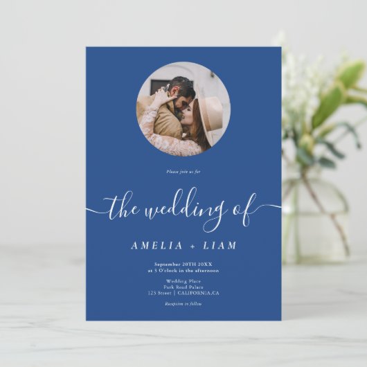 Eenvoudig elegant blauw wit fotoscript bruiloft kaart (Staand voorkant)