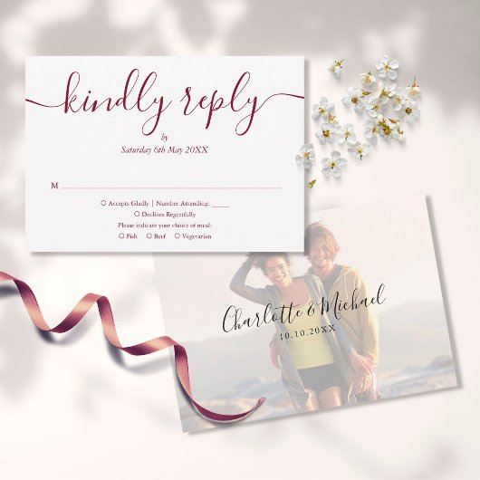 Eenvoudig Elegant Burgundy Script Photo Weddenscha RSVP Kaartje