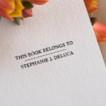 EENVOUDIG ELEGANT DIT BOEK BEHOORT TOE AAN JOUW NA  ZELFINKTENDE STEMPEL<br><div class="desc">Ontworpen om een vleugje elegantie en verfijning toe te voegen aan uw boek collectie Dit gepersonaliseerde stempel is de perfecte manier om elk gekoesterd boek te markeren met de tijdloze zin "Dit boek behoort tot" in een klassiek en vooraanstaand serif lettertype. De bovenste regel van de stempel toont trots "Dit...</div>