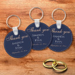 Eenvoudig elegant donkerblauwe bruiloft Dank u Sleutelhanger<br><div class="desc">Eenvoudig elegant donkerblauw huwelijk Dank u sleutelhanger. Deze elegante sleutelhanger is een geweldige huwelijksgunst voor je gasten. Donkerblauwe achtergrond met tekst in een modern script. U kunt alle tekst gemakkelijk aanpassen - personaliseer het met de naam van de bruid,  de naam van de bruidegom,  de trouwdatum en andere tekst.</div>