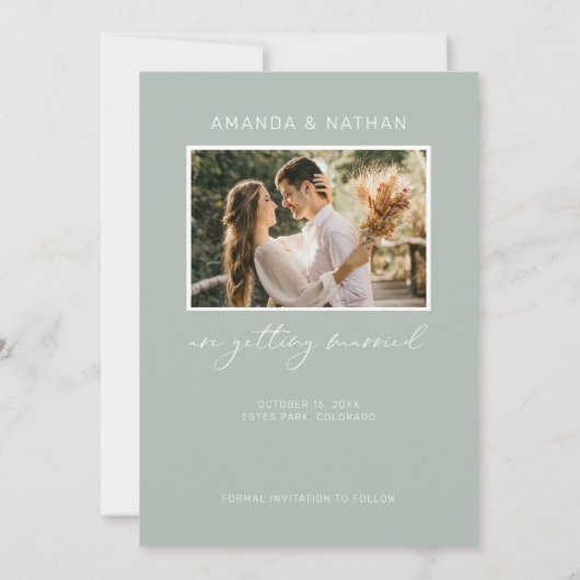 Eenvoudig Elegant Foto Sage Green Wedding Save The Date (Achterkant)