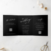 Eenvoudig elegant kalligrafiescript RSVP QR zwart Drieluik Uitnodiging (Binnen)