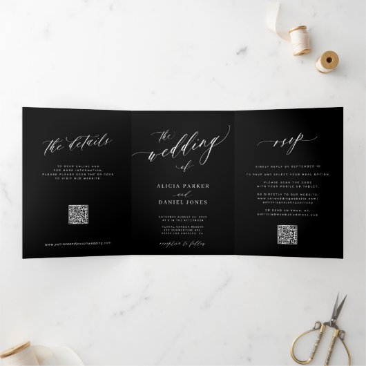 Eenvoudig elegant kalligrafiescript RSVP QR zwart Drieluik Uitnodiging (Binnen)