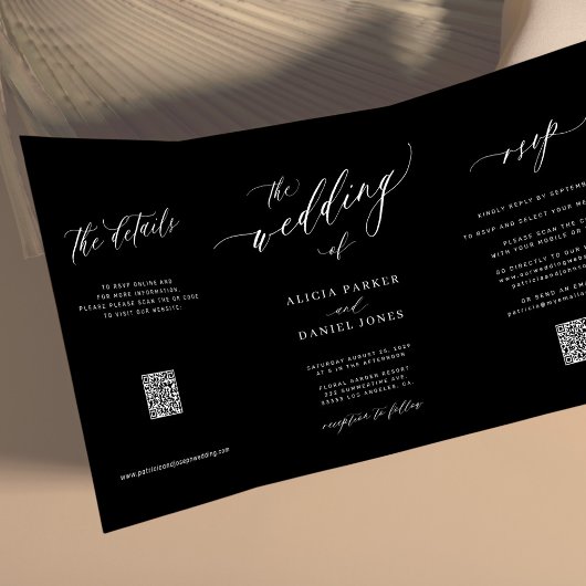 Eenvoudig elegant kalligrafiescript RSVP QR zwart Drieluik Uitnodiging