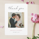 Eenvoudig elegant modern Roos Gold Wedding Bedankkaart<br><div class="desc">Deze eenvoudige, kic foto bruiloft bedankt je platte sjabloon met een schoon, modern design. U kunt de vorm in scherpe eerder dan afgeronde hoeken veranderen als u verkiest, aangezien beide goed met dit ontwerp werken! We hebben gekozen voor een stijlvol modern script voor 'bedankt' aan de voorkant. Dit deel van...</div>