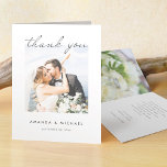 Eenvoudig Elegant Modern Script Photo Wedding Bedankkaart<br><div class="desc">Deze simpele foto-bruiloft is te danken aan uw kaartje met een scherp, modern design. We hebben gekozen voor een stijlvol modern script voor 'bedankt' aan de voorkant. We hebben dit deel van het ontwerp zo geplaatst dat het in de bovenkant van je foto stroomt. Onze steekproeffoto werkt goed met deze...</div>