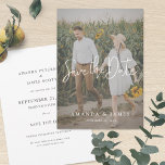 Eenvoudig Elegant Modern Script Photo Wedding Save The Date<br><div class="desc">Deze simpele foto-bruiloft, behalve de date flat card, heeft een warm, minimalistisch design. De voorzijde is voorzien van een levendig modern Save the Date-tekst boven uw voornamen en datum. De voortekst is wit. De standaardkaartvorm is standaard scherpe hoeken, maar de afgeronde hoeken werken ook wonderbaarlijk met dit ontwerp, zodat probeer...</div>