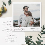 Eenvoudig Elegant Moderne Foto Wedding Save the Da Kaart<br><div class="desc">Deze eenvoudige, stijlvolle, moderne fotobruiloft bewaart de sjabloon van de datumkaart uw namen en datum onder uw foto. Sparen het manuscript van de Datum in zwarte op de voorzijde is een afbeelding en kan niet worden veranderd. U zou kunnen verkiezen om de doopvont, de leestekens of de kleur te veranderen...</div>