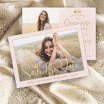 Eenvoudig Elegant Quinceañera 2 Photo Blush en Gou Save The Date<br><div class="desc">Deel het vreugdevolle nieuws van een aankomende Quinceañera-viering met chique moderne 2-foto's en sla de datum-uitnodigingen op. De afbeeldingen en alle bewoordingen van deze sjabloon zijn eenvoudig te personaliseren. De kleuren en lettertypestijlen kunnen eenvoudig worden aangepast met de Zazzle Design Editor. Het blush roze en gouden design heeft een chique...</div>