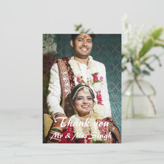 Eenvoudig elegant rood en wit indiaans huwelijk bedankkaart (Staand voorkant)