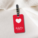 Eenvoudig Elegant Rood Wit Hart Mr&Mrs Bagagelabel<br><div class="desc">Koel aanpasbaar bagagelabel met rode achtergrond / witte hartvorm / Mr&Mrs text. U kunt uw namen en adres aan het toevoegen.</div>