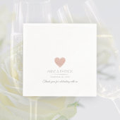 Eenvoudig & elegant roos-hart op witte bruiloft servet