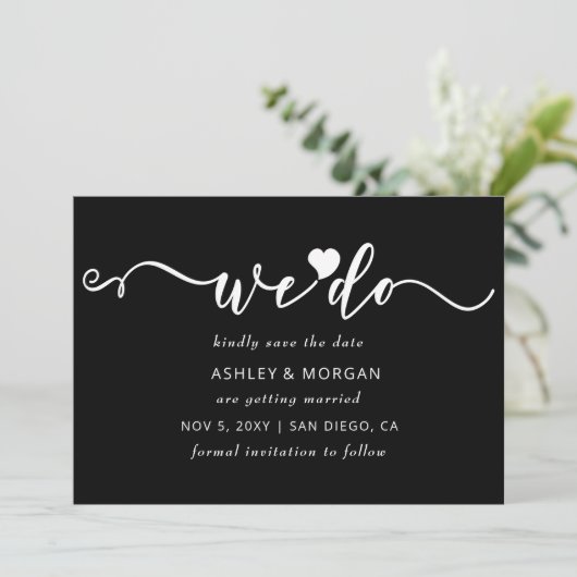 Eenvoudig Elegant Script Black en White Heart dat Save The Date (Staand voorkant)