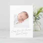 Eenvoudig Elegant Script Foto Baby Geboorte Aankondiging (Staand voorkant)