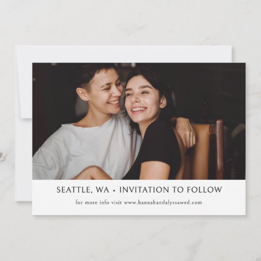 Eenvoudig Elegant Script Foto LGBTQ Save The Date (Achterkant)