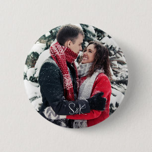 Eenvoudig Elegant Script Koppel Foto en Initialen Ronde Button 5,7 Cm