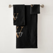 Eenvoudig Elegant Script Monogram Black en Gold Bad Handdoek (Insitu)