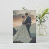 Eenvoudig Elegant Script QR Code Foto Budget Bruil Kaart (Staand voorkant)