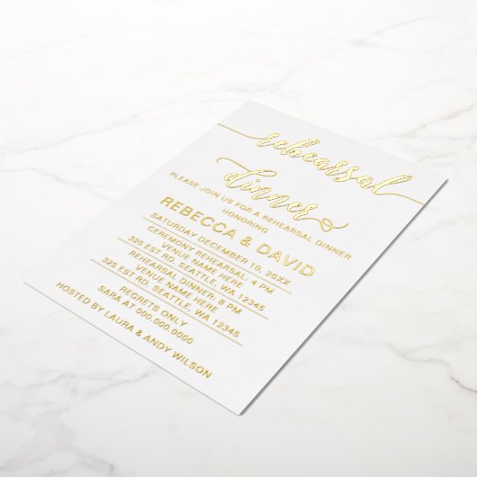 Eenvoudig Elegant Script Rehearsal Dinner Folie Uitnodiging (Gedraaid)