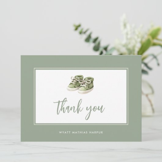 Eenvoudig Elegant Script Sage Green Baby Bedankkaart (Staand voorkant)