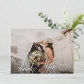 Eenvoudig Elegant Script Trouwfoto Horizontaal Bedankkaart (Staand voorkant)