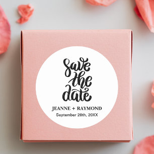 Eenvoudig Elegant Script Trouwkaart Save The Date  Ronde Sticker