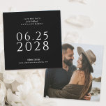 Eenvoudig Elegant Square Save the Date with Photo<br><div class="desc">Een eenvoudige, elegante en smaakzame bruiloft, sla de datumkaart in het zwart op met witte tekst en bevat een foto van het gelukkige paar aan de achterkant van de kaart. De tekst sjabloon in wit is gemakkelijk in te vullen met uw info en de datum wordt getoond in grote gedurfde...</div>